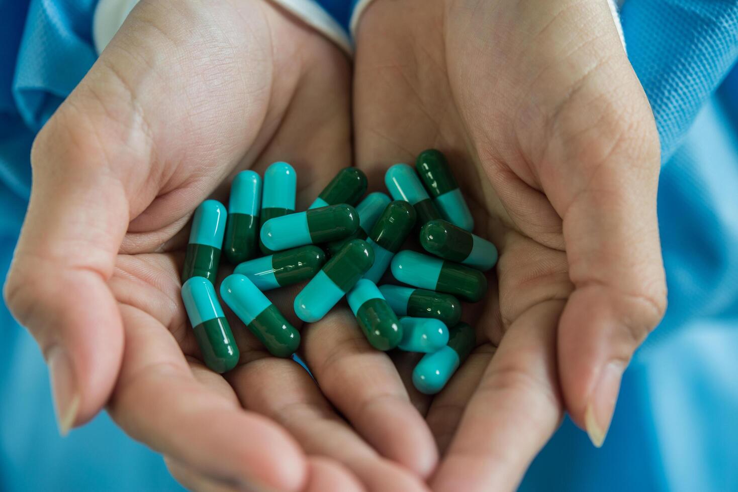 Frauenhand gießt die Medizinpillen aus der Flasche foto