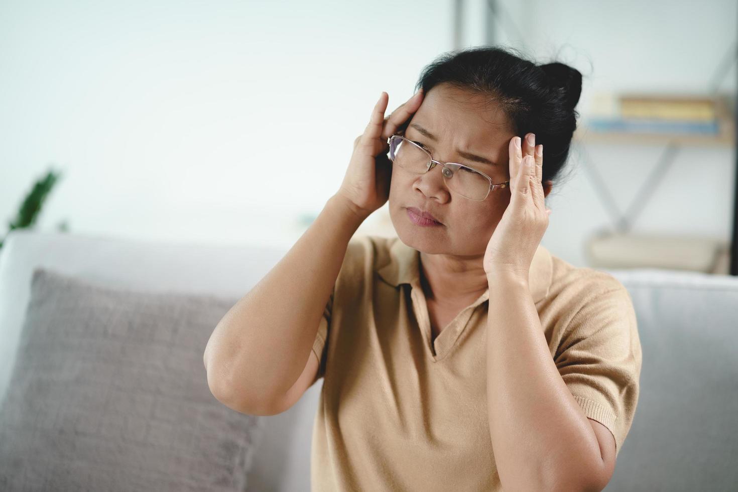 erschöpft müde depressiv gestresst nachdenkliche reife ältere frau leidet unter kopfschmerzen, hirnerkrankungen, psychischen problemen, alzheimer-konzept. foto