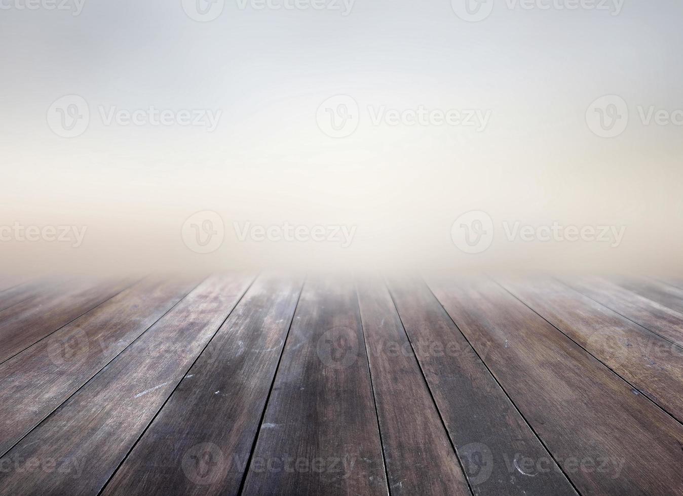 schwarzer Holzhintergrundboden auf schwarzer Wand im Hintergrund im Freien und hölzerner alter Plankweinlesebeschaffenheitshintergrund. Holzwand horizontale Planke natur foto