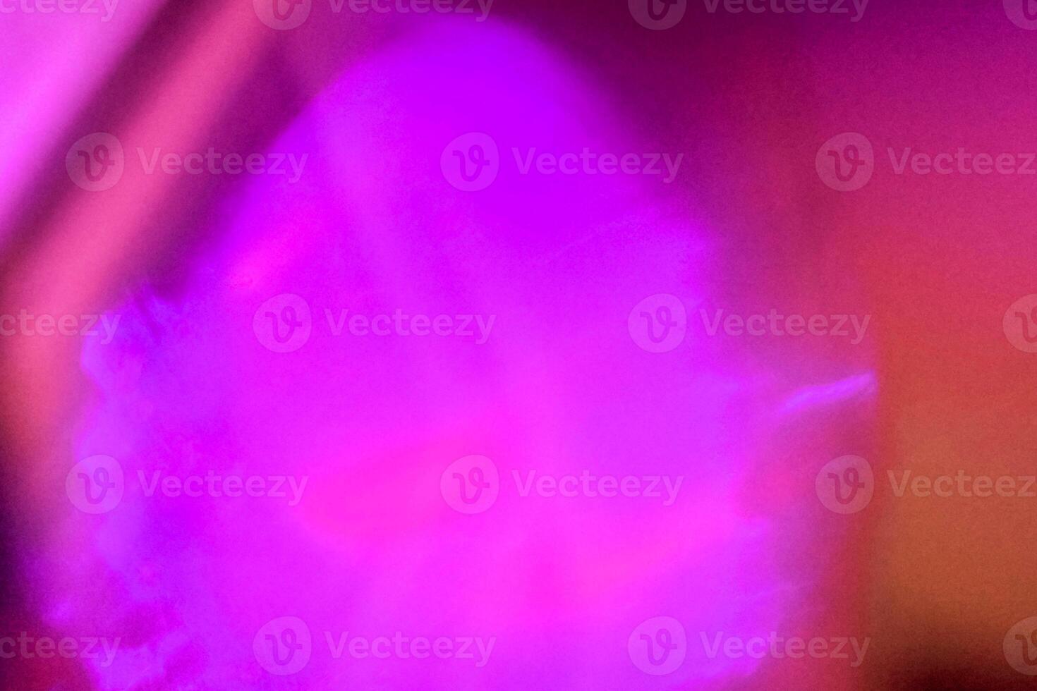 hellviolettes Neonlicht abstraktes neonhelles Lens Flare auf schwarzem Hintergrund gefärbt. dunkler abstrakter futuristischer Hintergrund und Neon foto