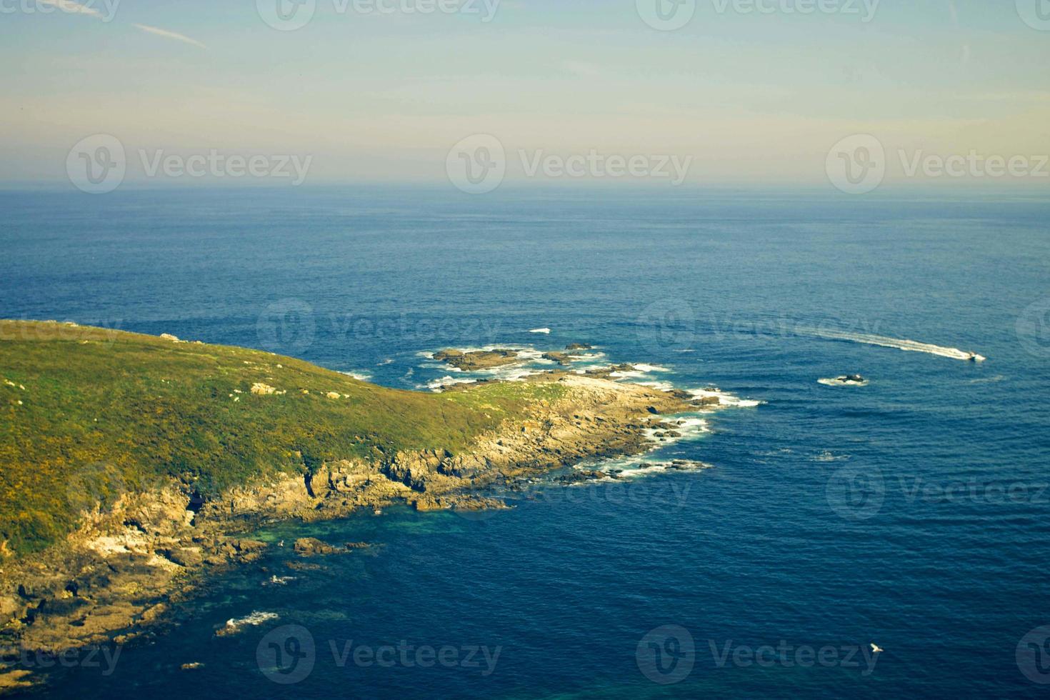 grün und meerblau und himmelblau schönes Meer und Sonnenuntergang mit großer gelber Sonne unter den Meeresoberflächenhügeln im Hintergrund. foto