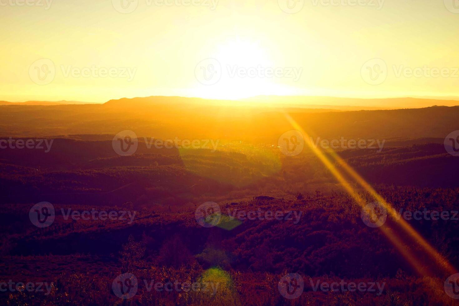 Sonnenuntergang orange im Meer und Himmelblau schönes Meer und Sonnenuntergang mit großen gelben Sonne unter der Meeresoberfläche Hügel im Hintergrund. foto