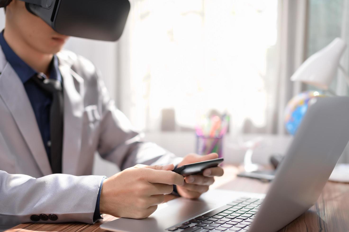 Geschäftsmann verwendet VR-Brille, um zu arbeiten. virtuelle Welt. foto