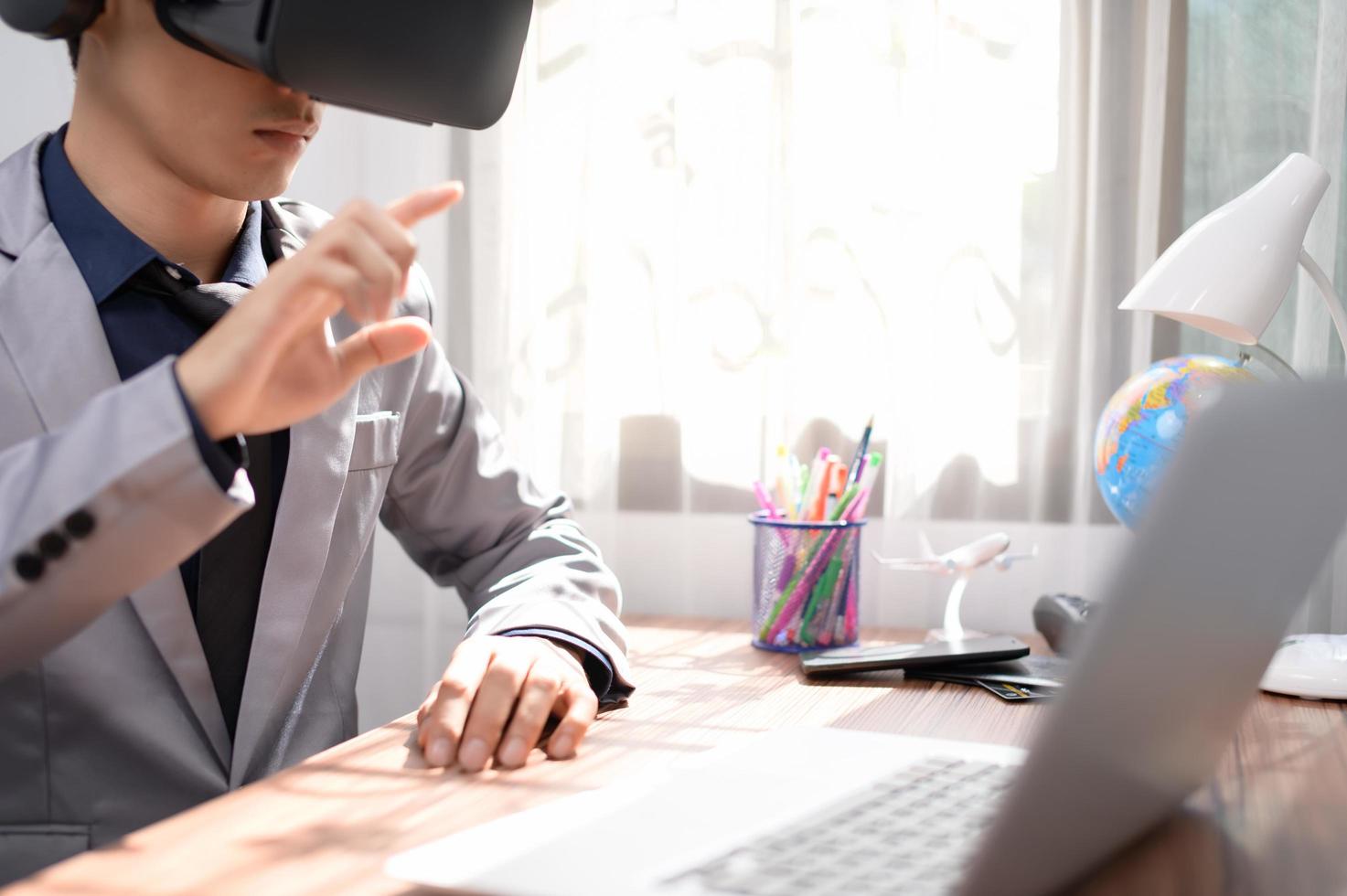 Geschäftsmann verwendet VR-Brille, um zu arbeiten. virtuelle Welt. foto