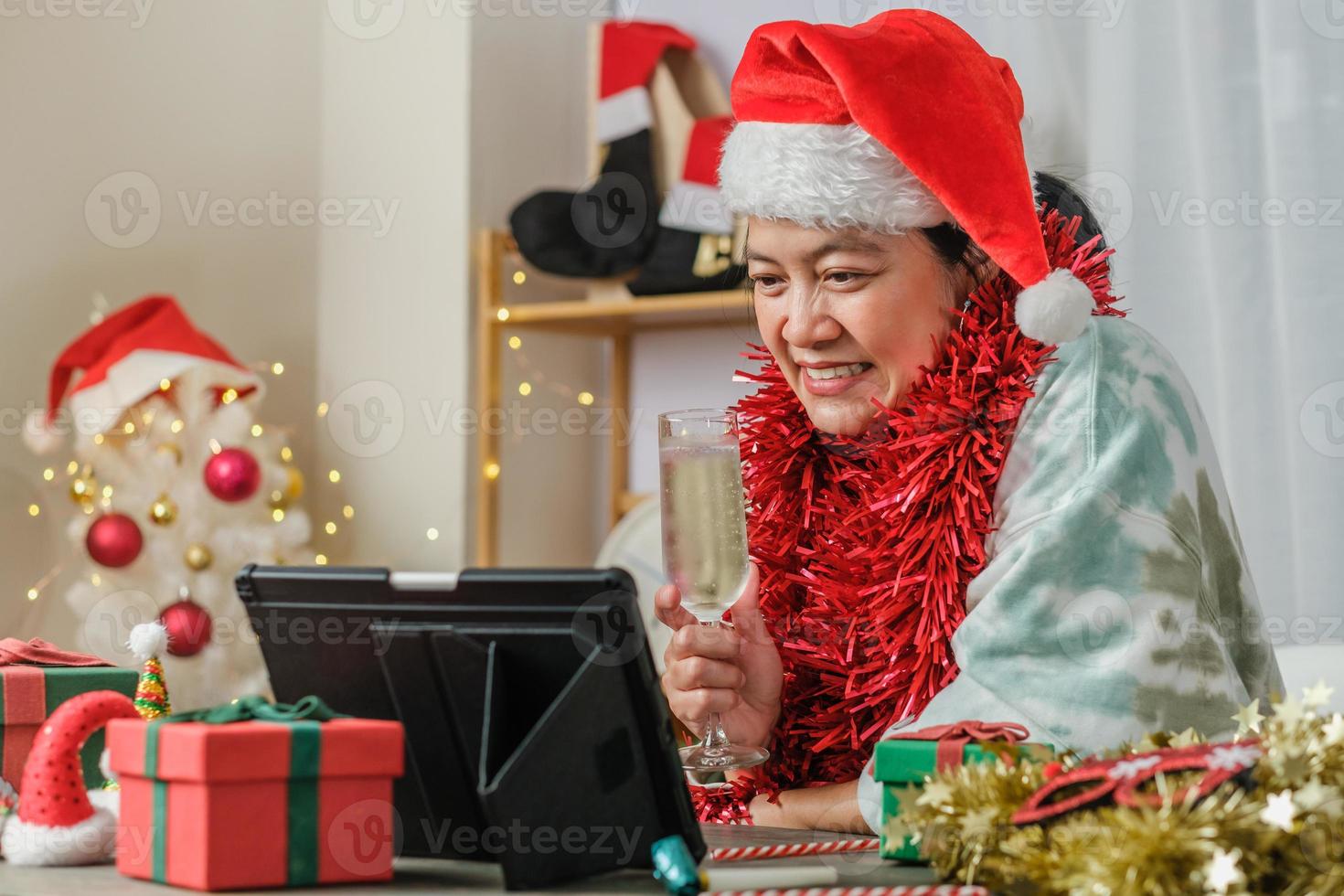 asiatin toasten champagner feiern neues jahr und weihnachtsfeier videoanruf freunde zu hause foto