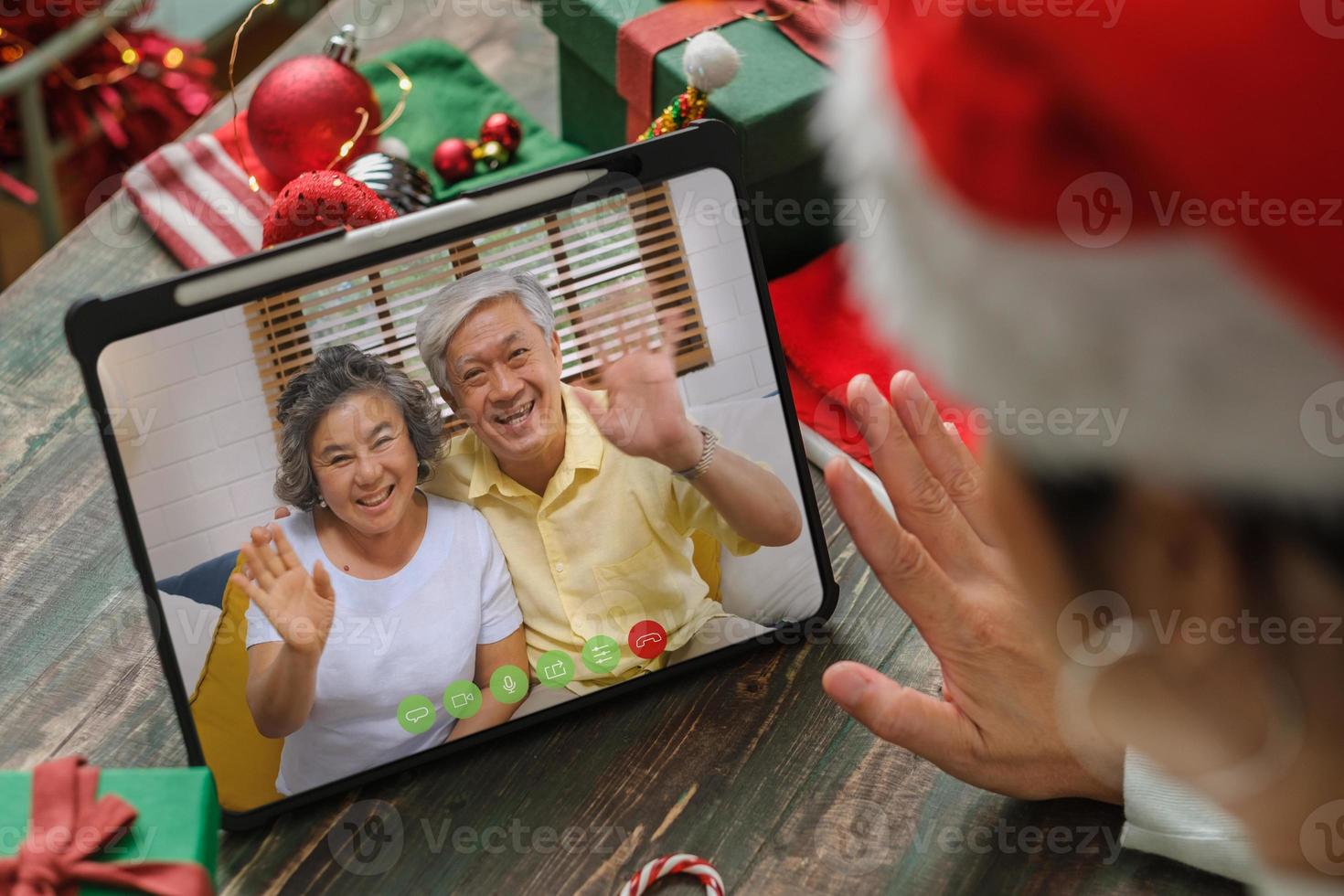 Weihnachts- und Neujahrs-Videoanruf mit der Familie mit Tablet zusammen zu Hause foto