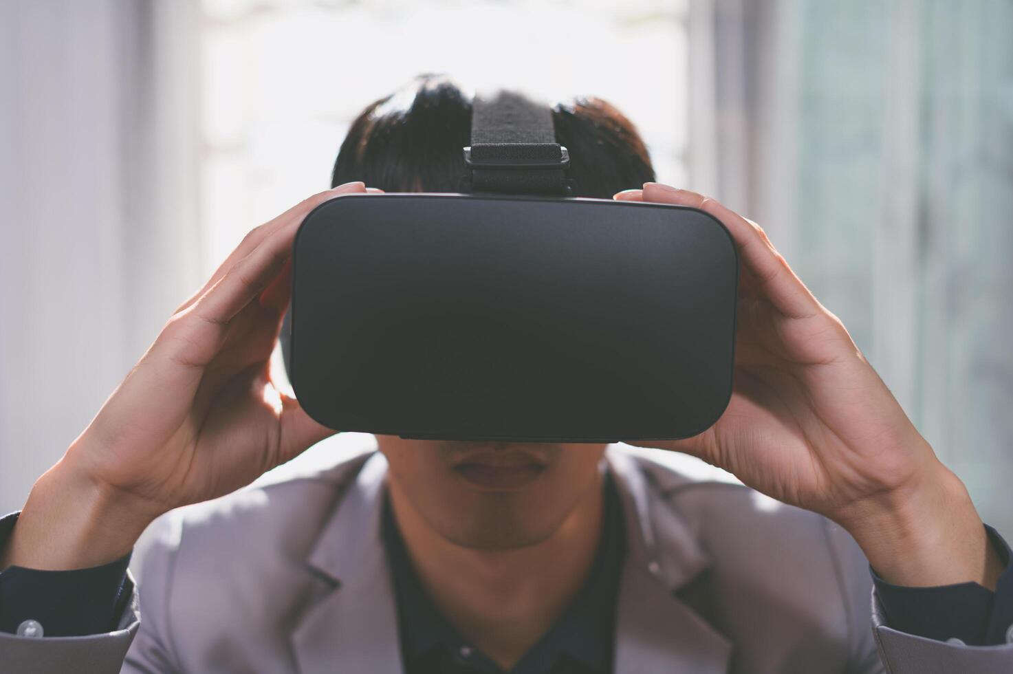 Geschäftsleute verwenden Virtual-Reality-Brillen in der virtuellen Metaverse-Welt. foto