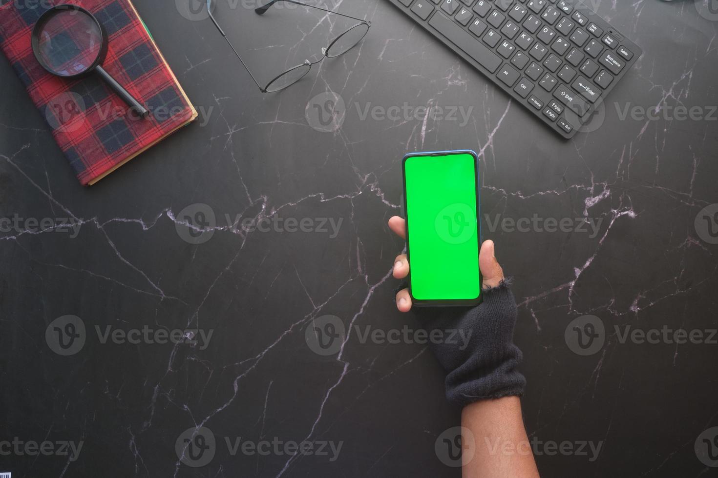 Hackerhand stiehlt Daten vom Smartphone foto