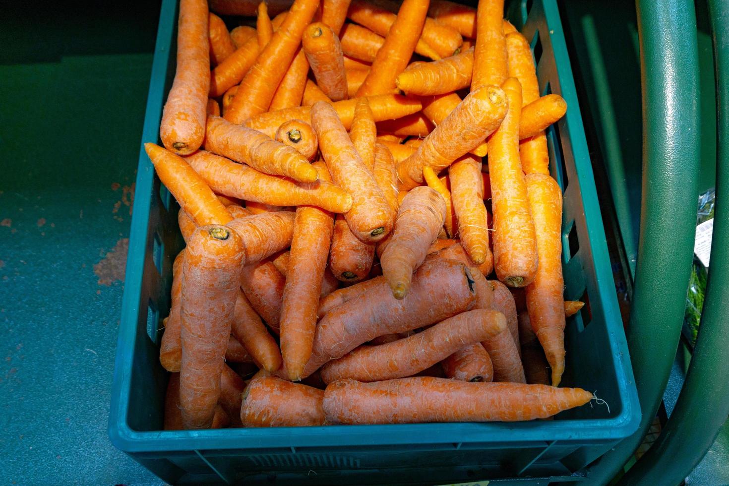 Karotten im Laden auf der Theke foto