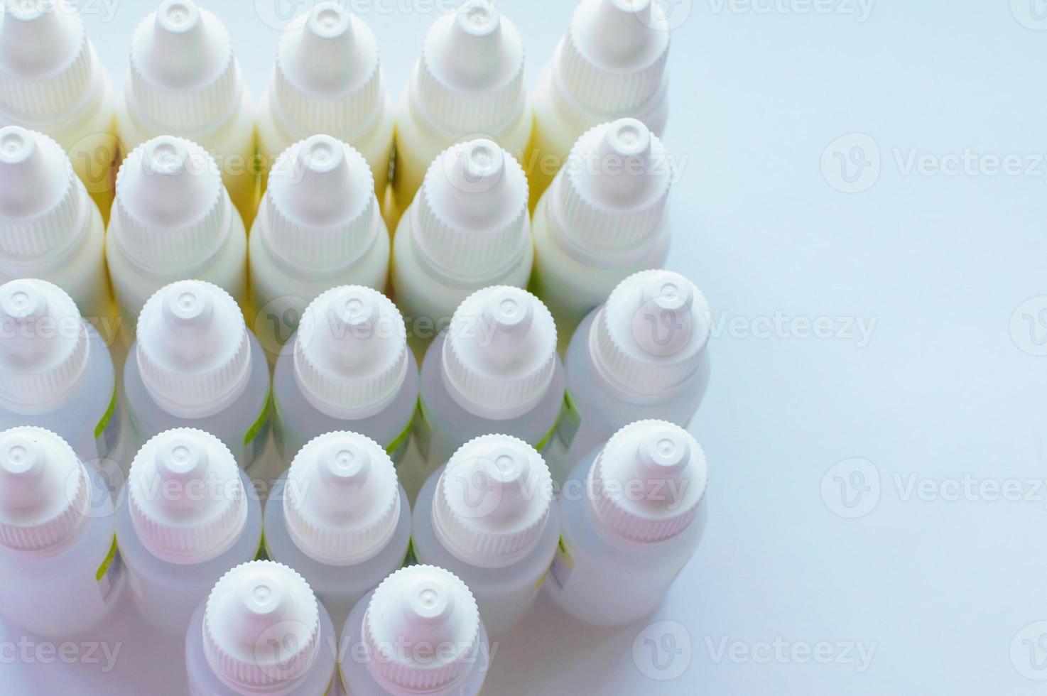 Gruppe von Nasentropfengläser auf weißem Hintergrund. das Konzept der Abhängigkeit von Nasentropfen. Krankheit, Erkältung. foto