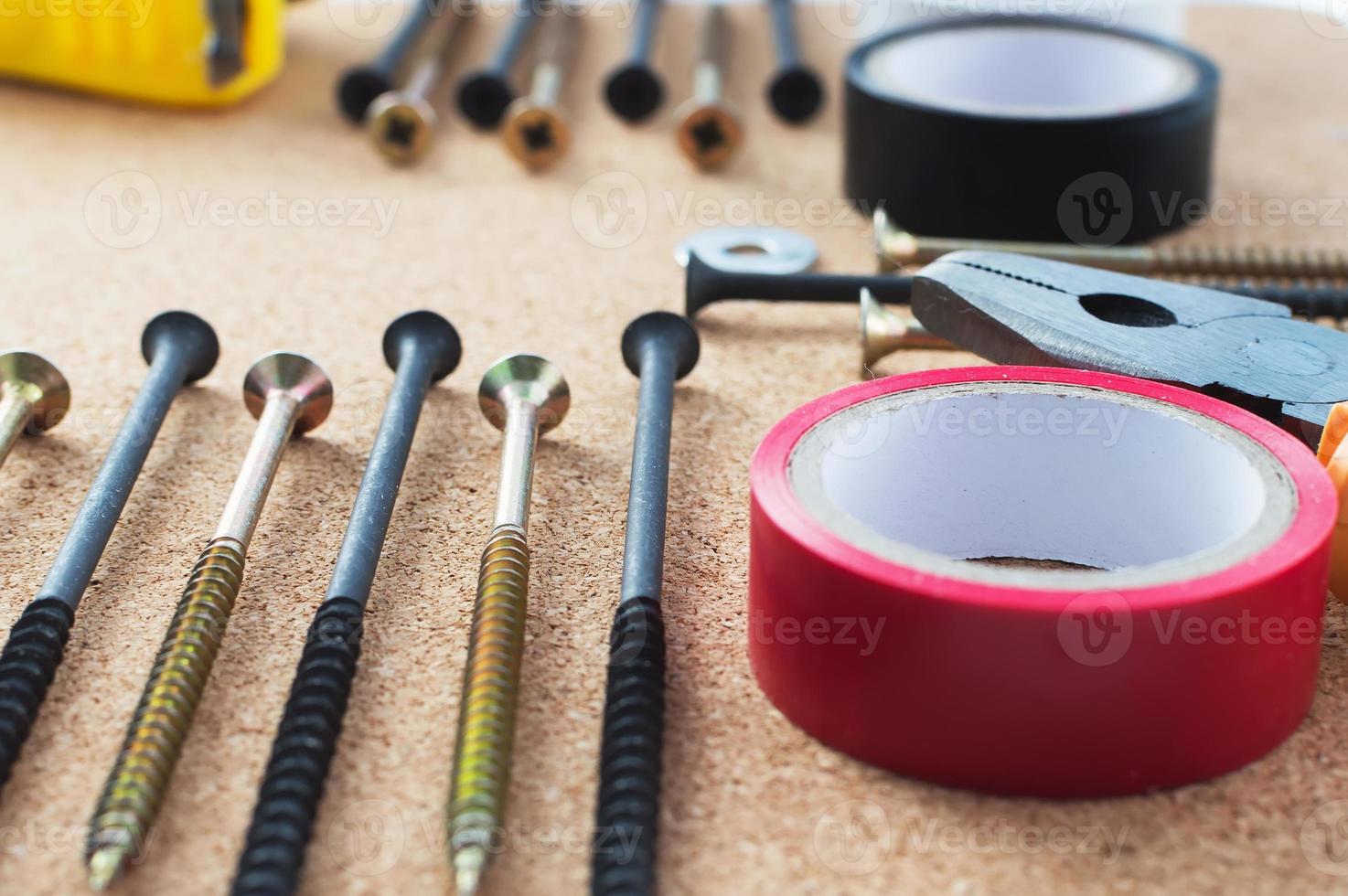 Männerarbeit. Die Reparaturwerkzeuge liegen auf dem Tisch. das konzept der hausarbeit, werkstatt. foto