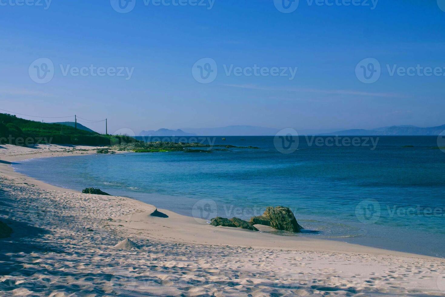 grün und meerblau und himmelblau schönes Meer und Sonnenuntergang mit großer gelber Sonne unter den Meeresoberflächenhügeln im Hintergrund. foto