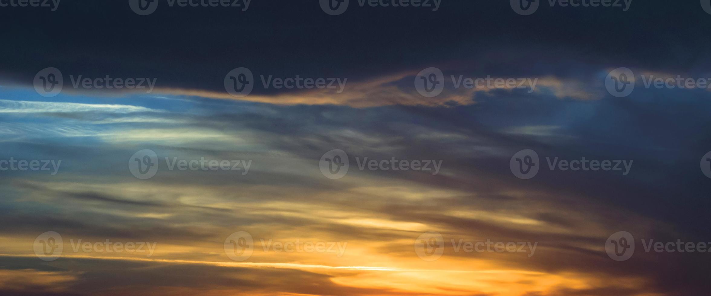 Wunderschönes Sonnenuntergangsambiente mit großer gelber und oranger Sonne in den Himmelsoberflächenhügeln. foto