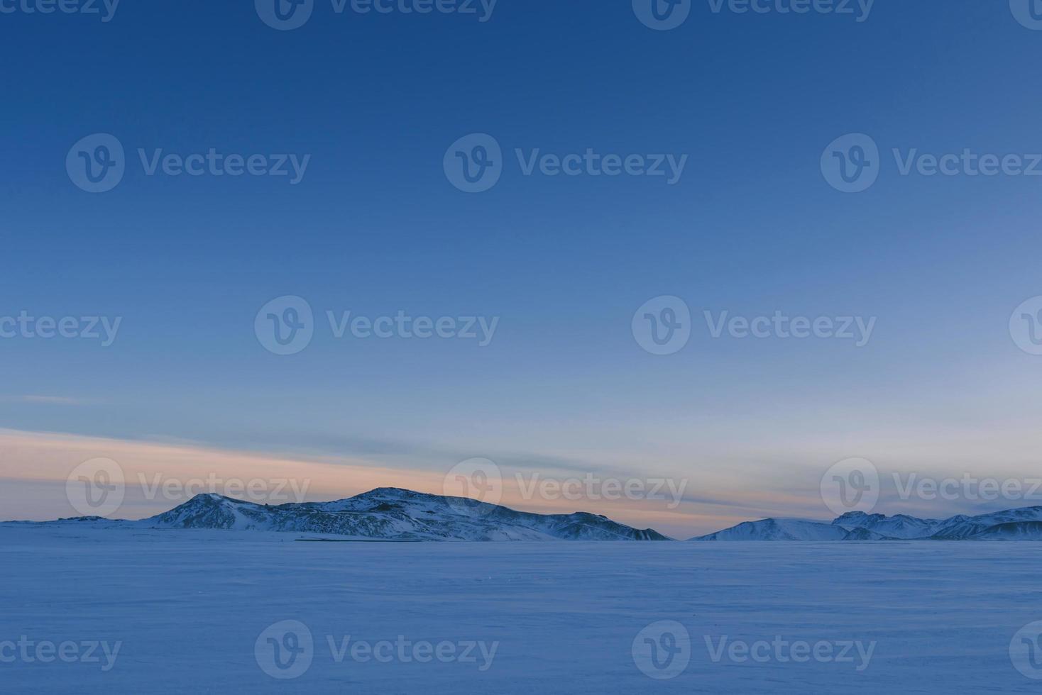 Weißer Schnee beim Aufbau eines wunderschönen Meereswinterambientes mit großem blauem Himmel in den Himmelsoberflächenhügeln. foto