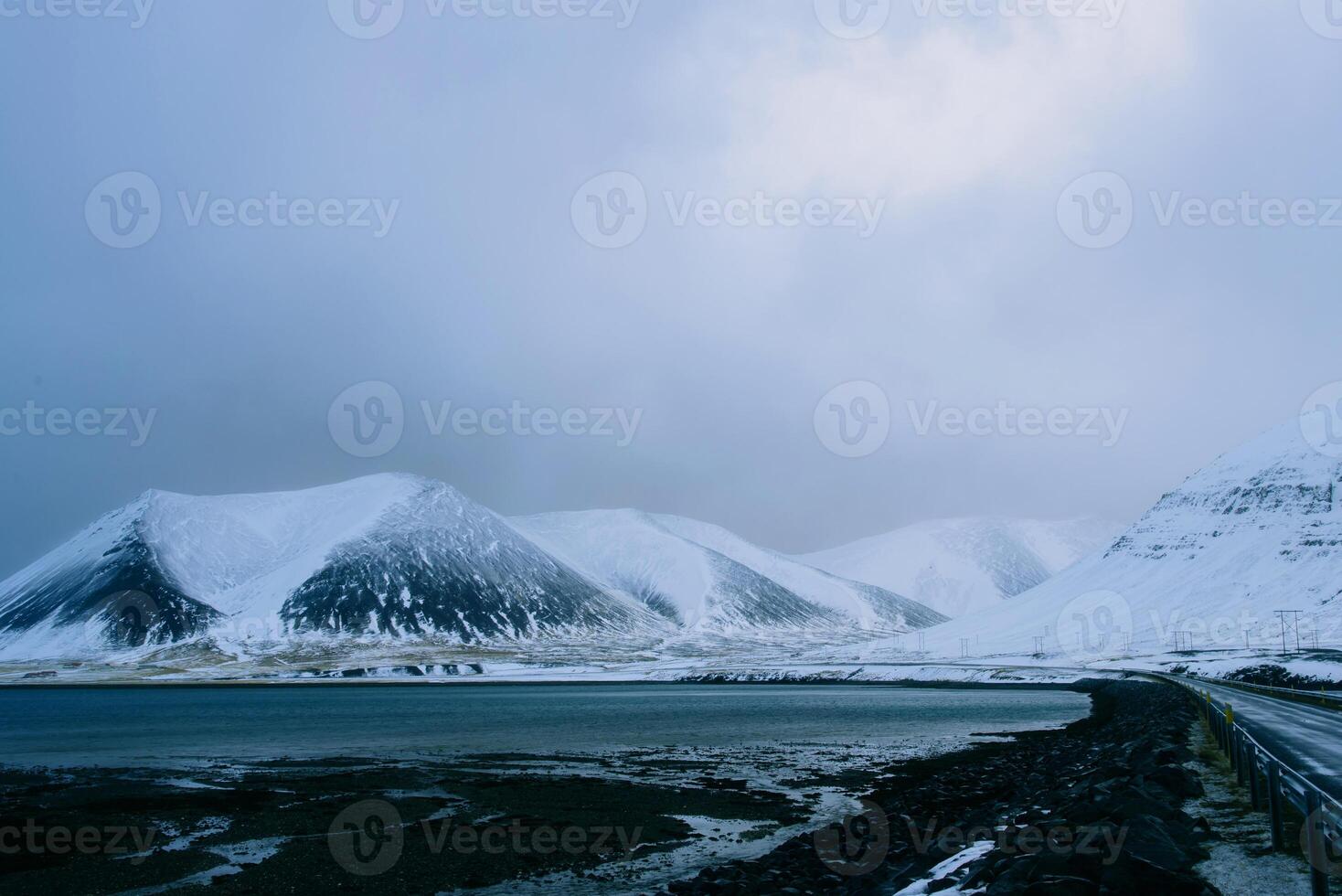 wunderschönes Meereswinterambiente mit großem blauem Himmel in den Himmelsoberflächenhügeln. foto