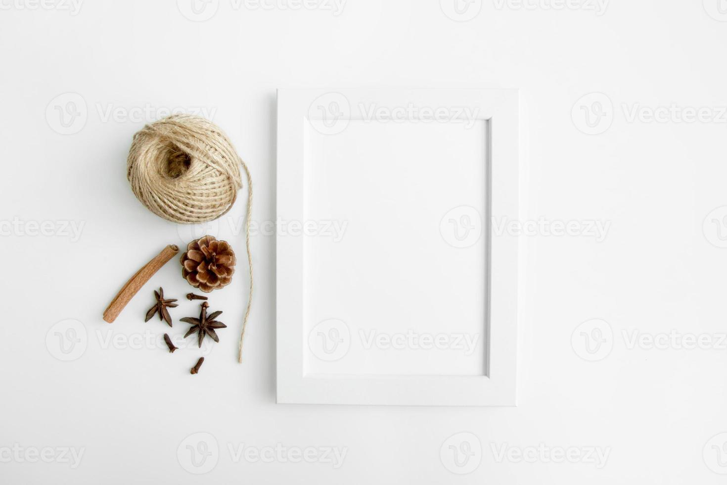 weiße Wand und dunkle Baumdekoration moderne Rahmen Schreibtischdekoration mit Rahmenfoto und Mock-up-weißem Rahmen und trockenen Zweigen in Vase auf Bücherregal oder Schreibtisch foto