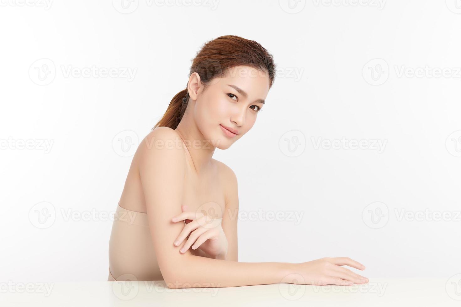 schöne junge asiatische frau mit sauberer frischer haut auf weißem hintergrund, gesichtspflege, gesichtsbehandlung, kosmetik, schönheit und spa, asiatisches frauenporträt. foto