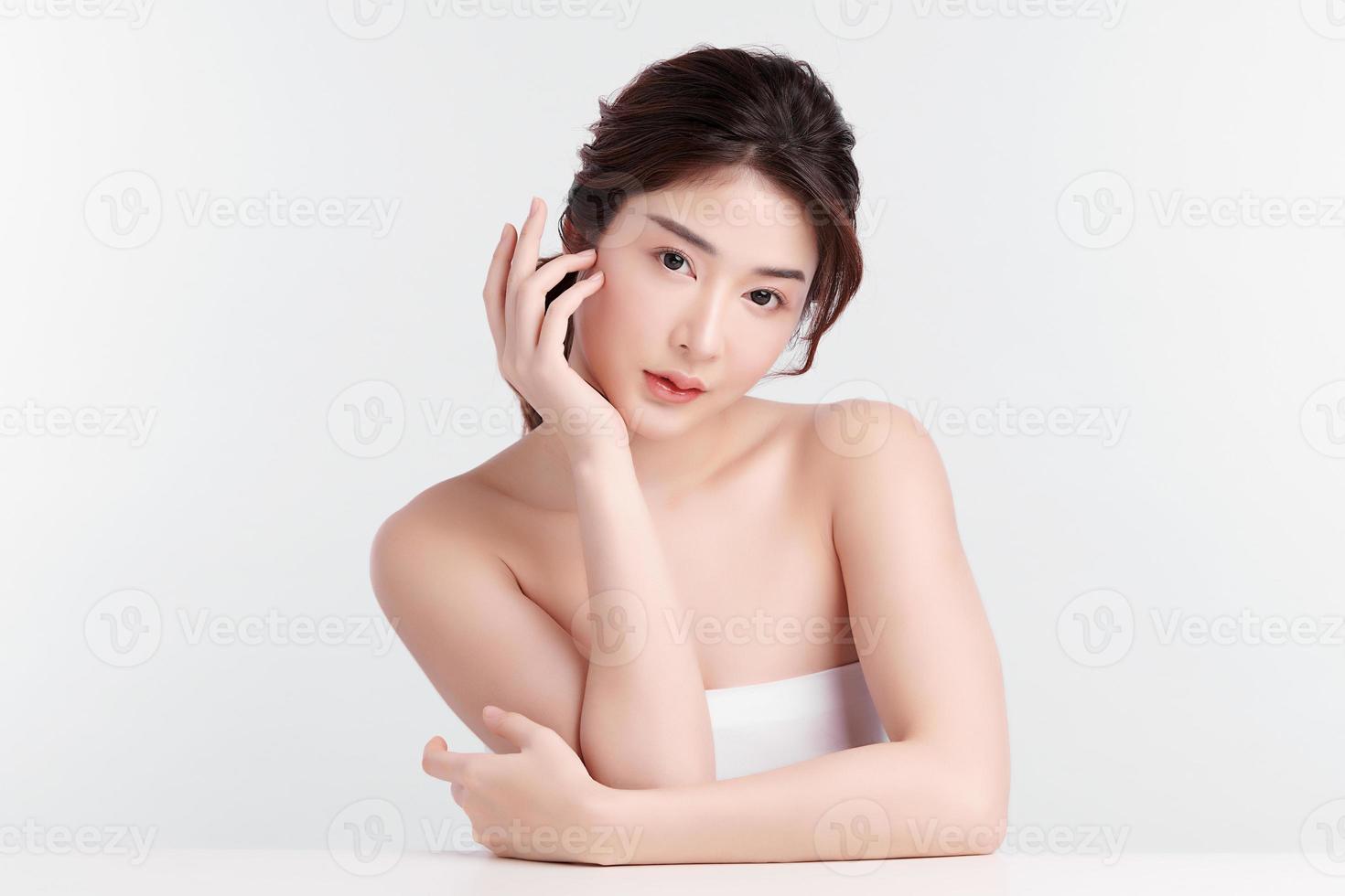 schöne junge asiatische frau mit sauberer frischer haut auf weißem hintergrund, gesichtspflege, gesichtsbehandlung, kosmetik, schönheit und spa, asiatisches frauenporträt. foto