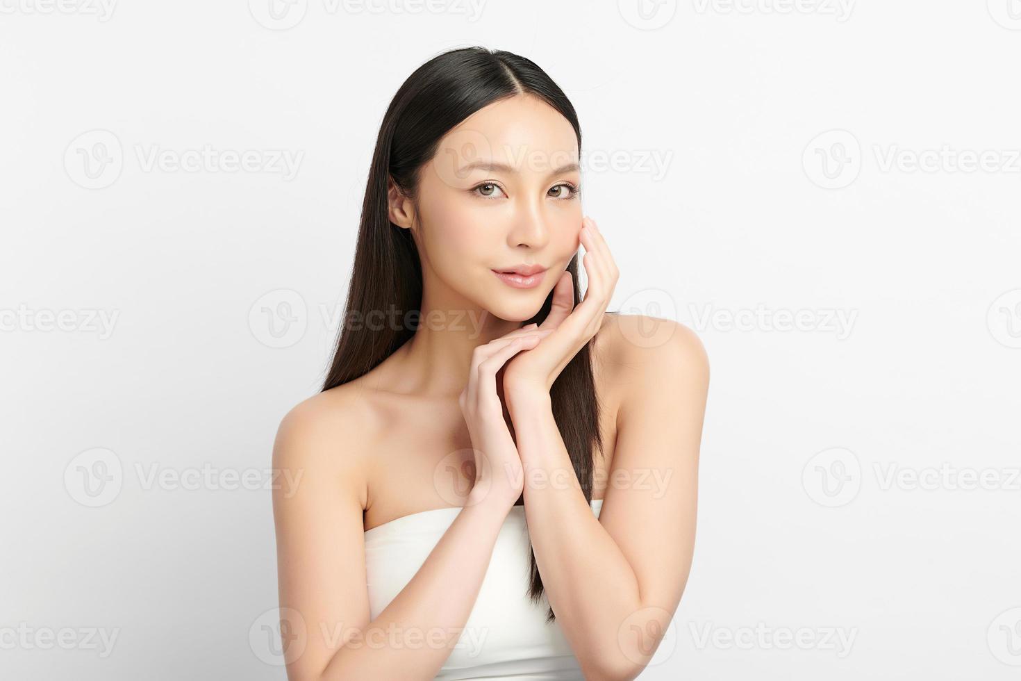 schöne junge asiatische frau mit sauberer frischer haut auf weißem hintergrund, gesichtspflege, gesichtsbehandlung, kosmetik, schönheit und spa, asiatisches frauenporträt. foto