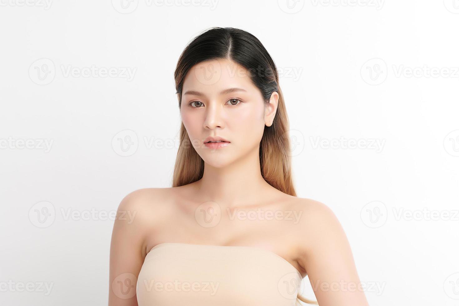 schöne junge asiatische frau mit sauberer frischer haut auf weißem hintergrund, gesichtspflege, gesichtsbehandlung, kosmetik, schönheit und spa, asiatisches frauenporträt. foto