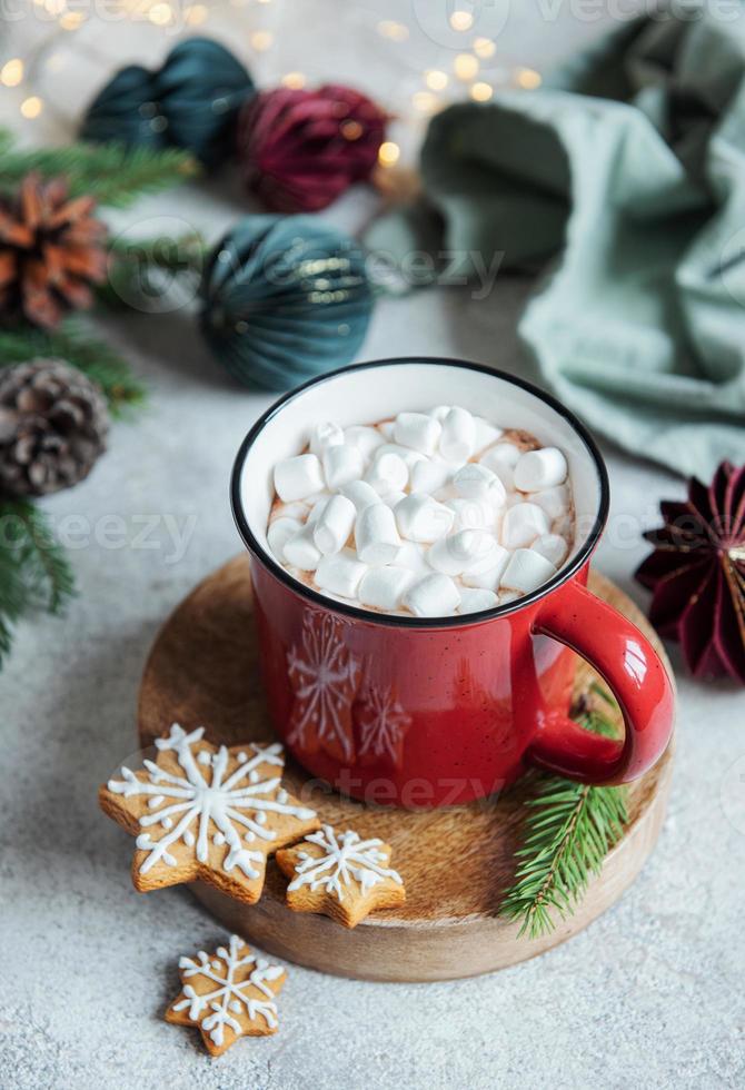 weihnachtlicher heißer kakao in der roten tasse foto