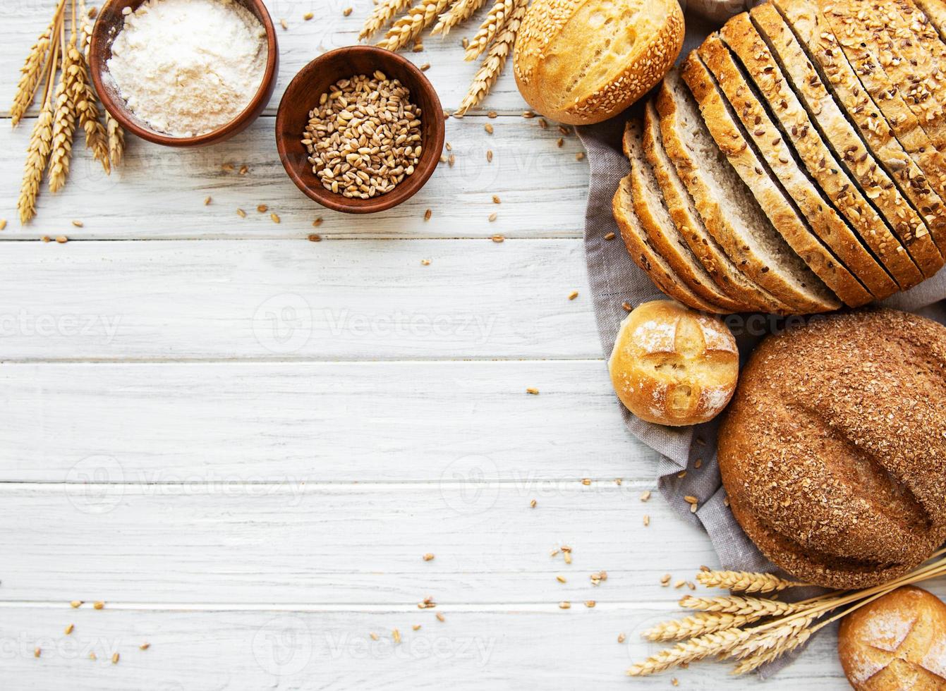 Auswahl an gebackenem Brot foto