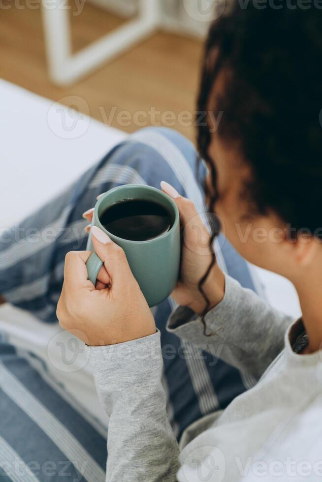 Rückansicht der weiblichen Hände mit Kaffee foto