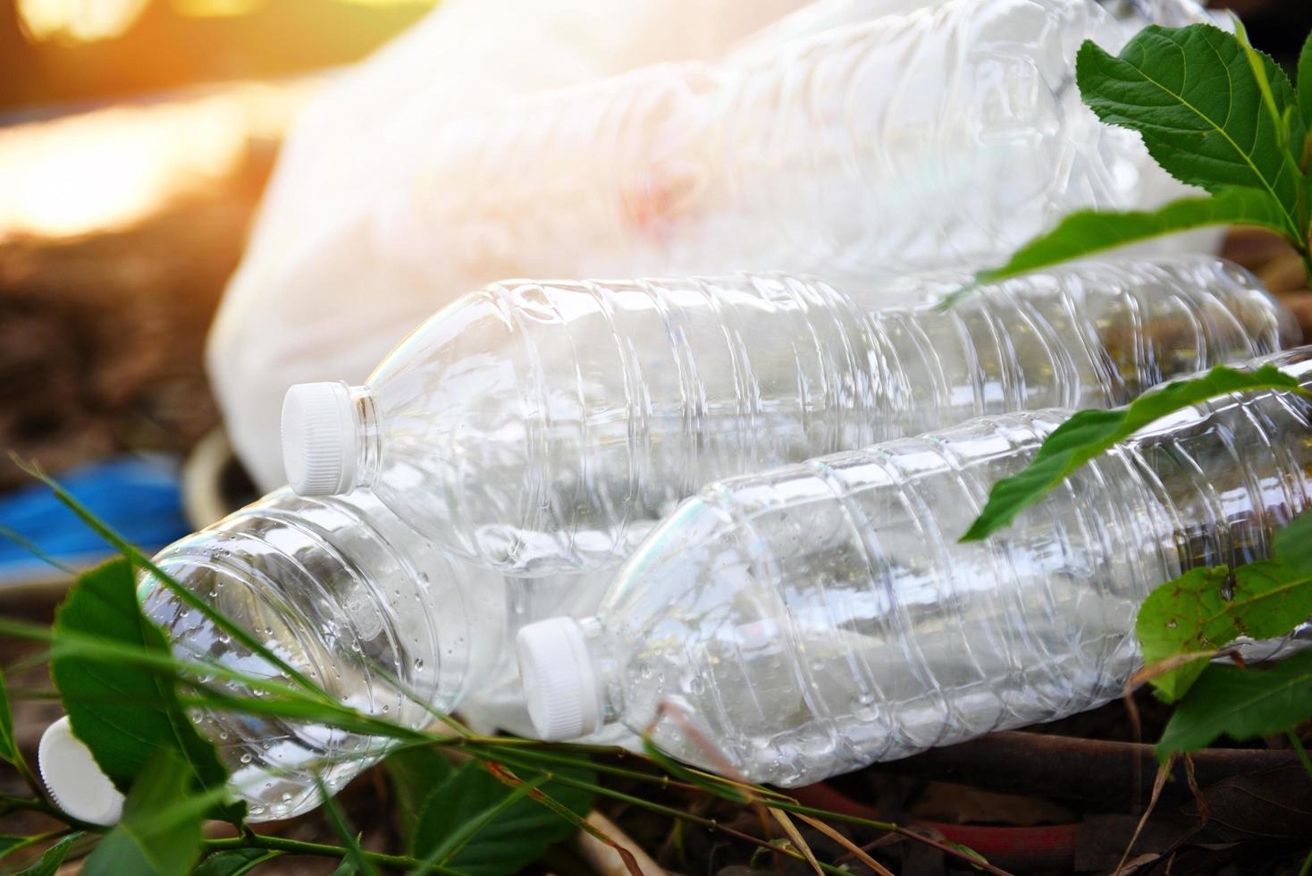 Umweltverschmutzung durch Plastikflaschen Recycling-Abfallmanagement foto