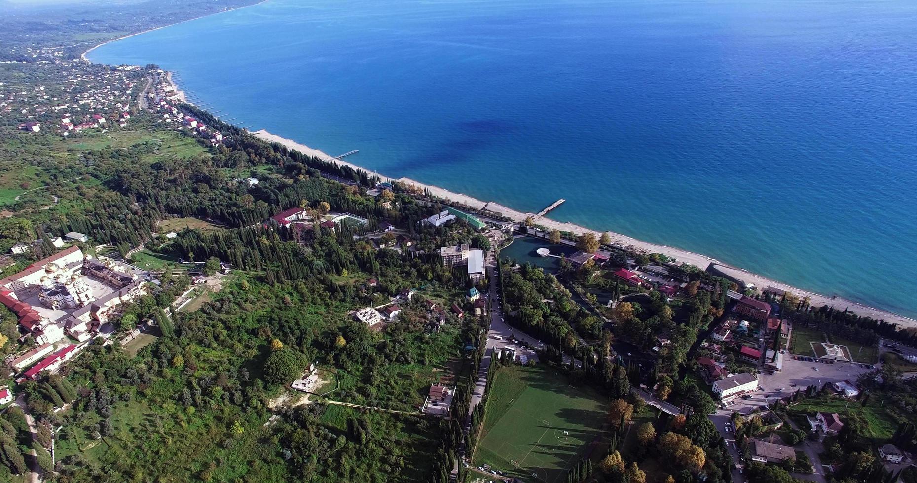 Luftaufnahme der Stadtlandschaft von New Athos, Abchasien foto