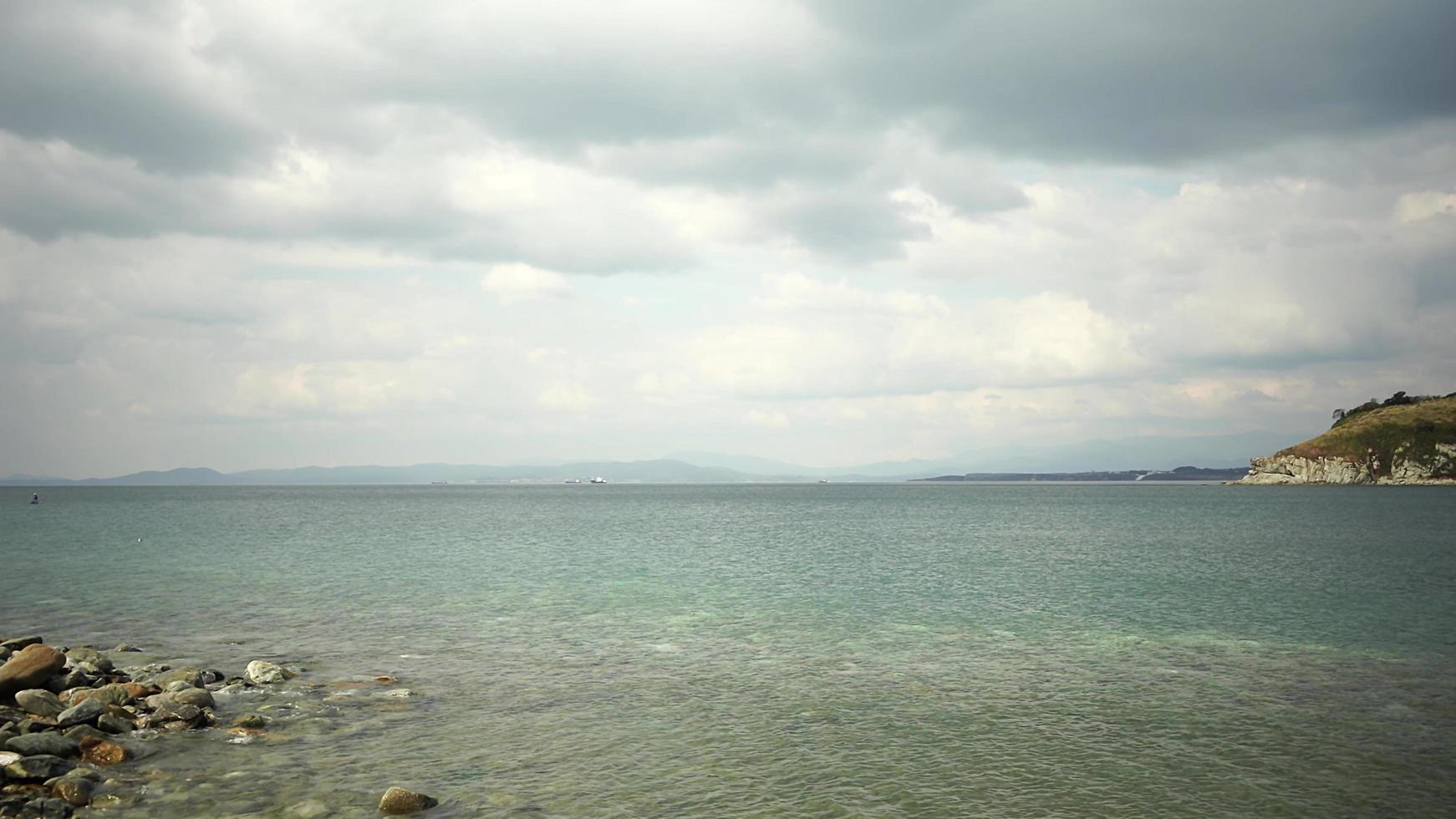 Seelandschaft mit felsigem Strand und klarem Meer foto