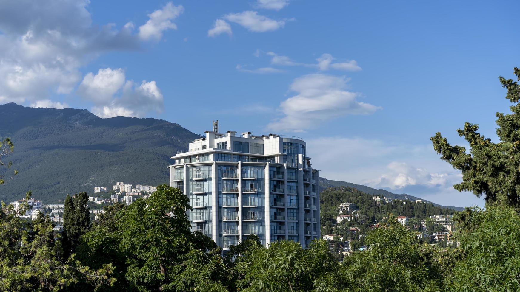 Stadtlandschaft mit Blick auf das Gebäude. Jalta, Krim foto