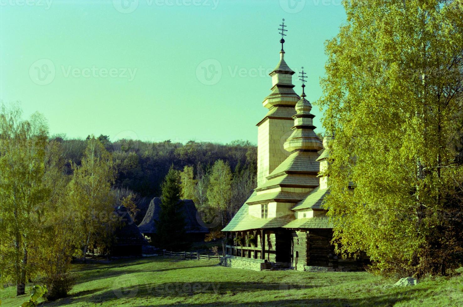 christliches Kirchenkreuz im hohen Kirchturm zum Gebet foto