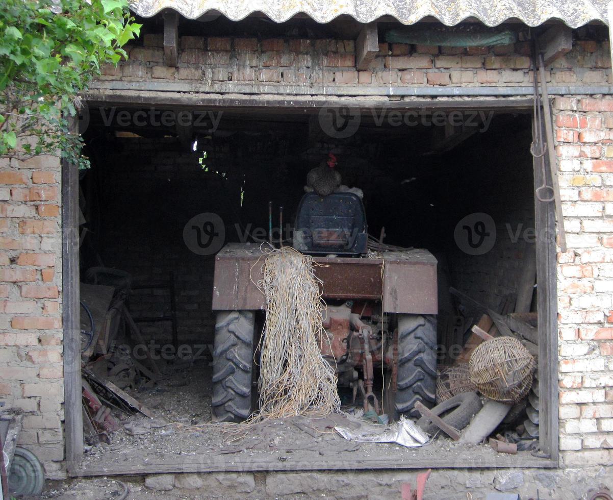 gepflügtes Feld mit Traktor foto