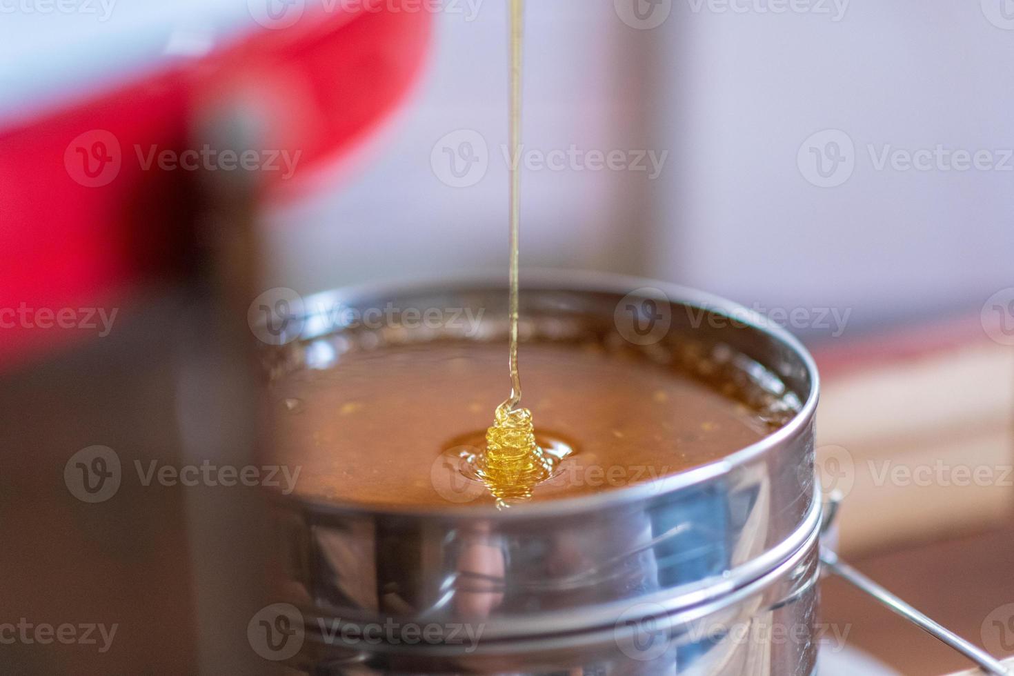 Tropfen Bienenhonig Tropfen aus sechseckigen Waben foto