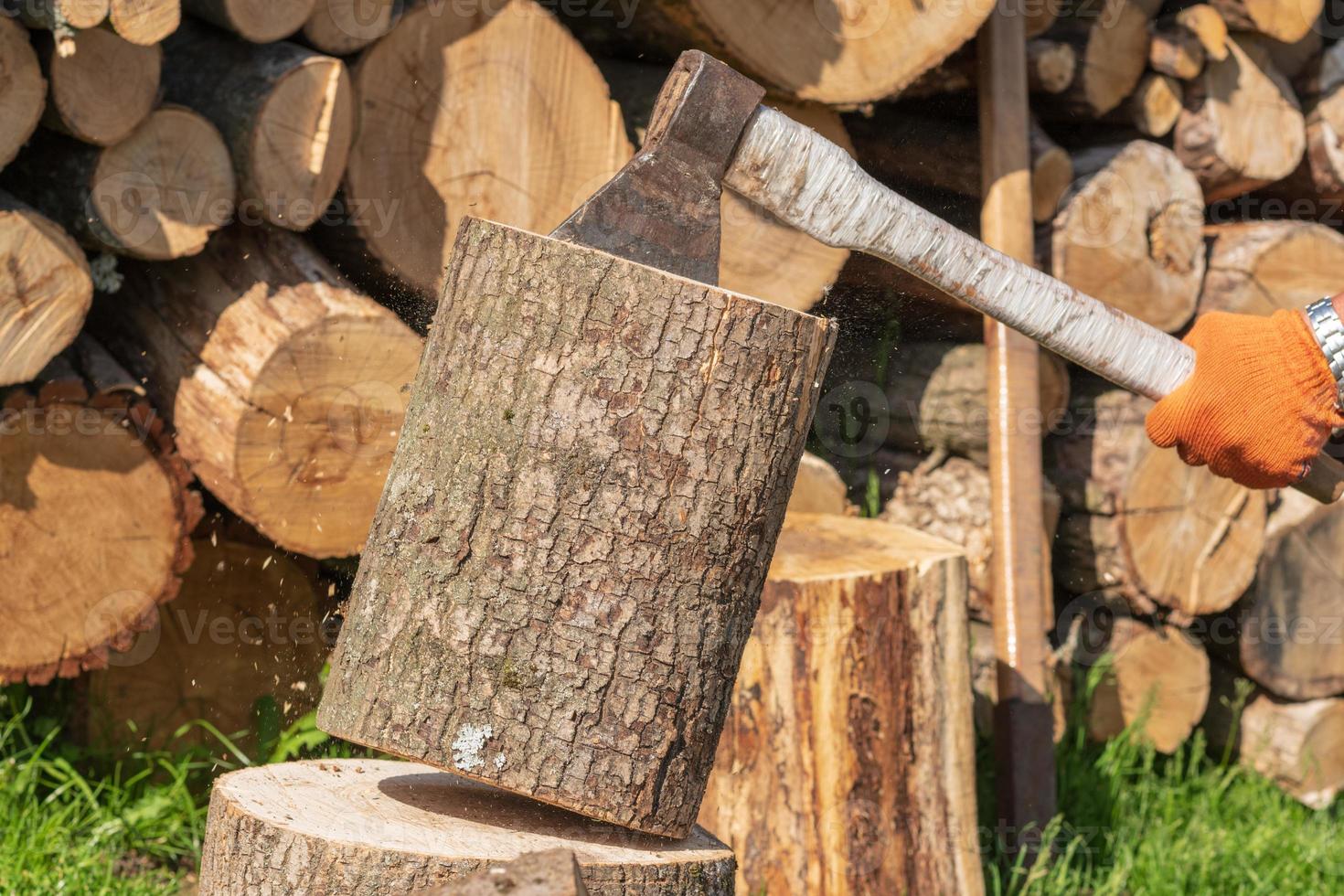 Fotografie zum Thema große Stahlaxt mit Holzgriff foto