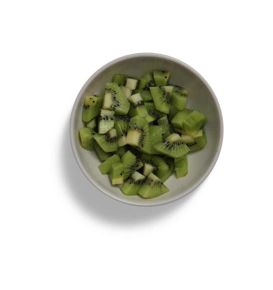 Kiwi in der Tasse isoliertes Obst mit Scheibe und Blättern isoliert und Sammlungsgemüse auf einem weißen foto