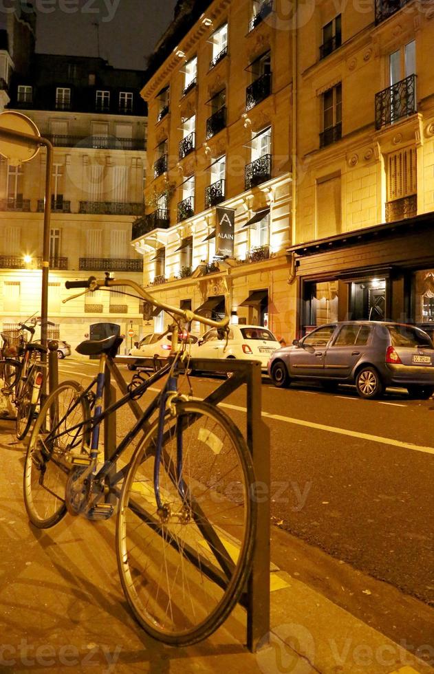 haus in paris auf offener urbaner natur der nacht frankreich foto