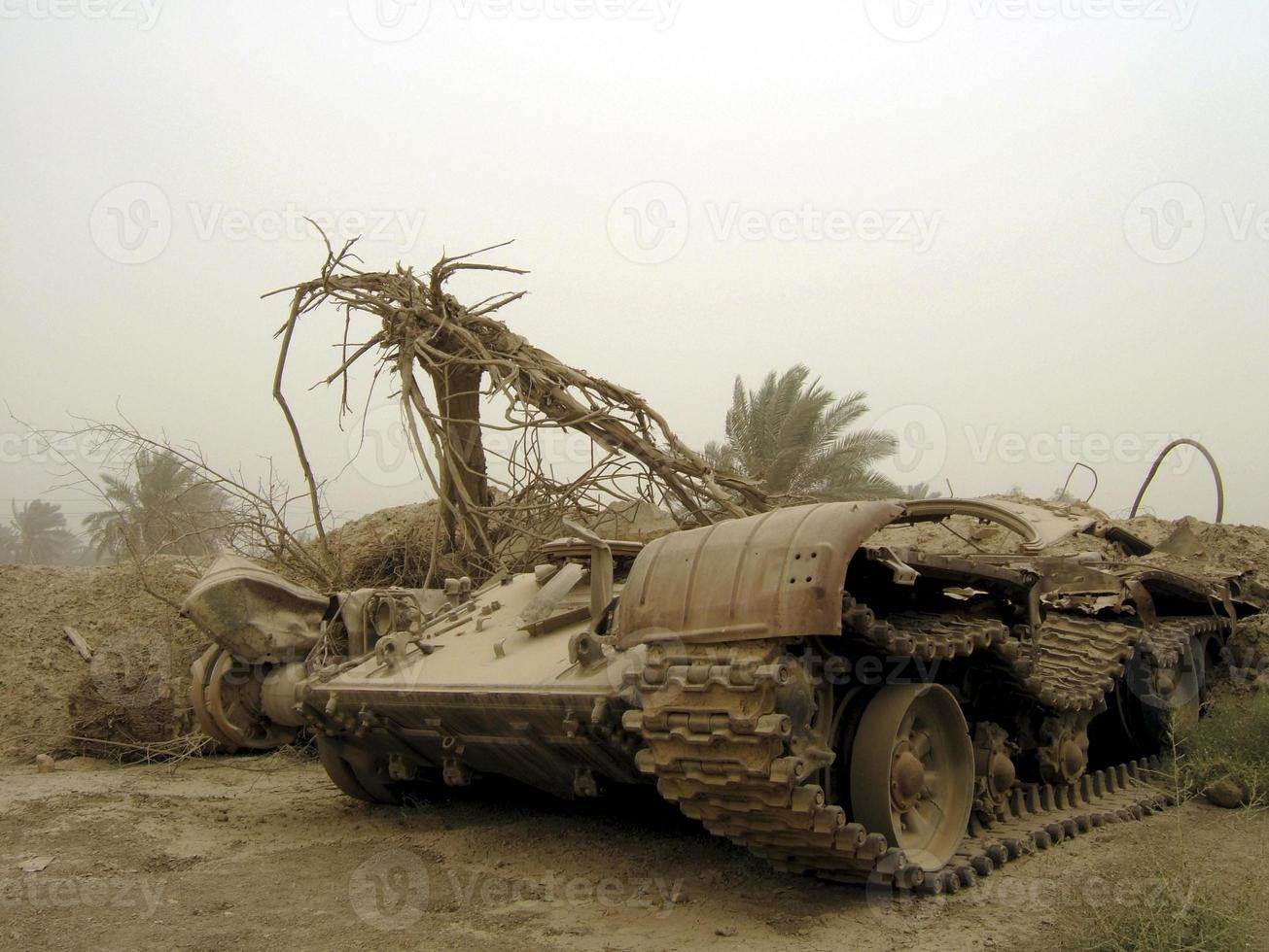 Militärfahrzeugpanzer auf Schienen mit Lauf nach siegreichem Krieg foto