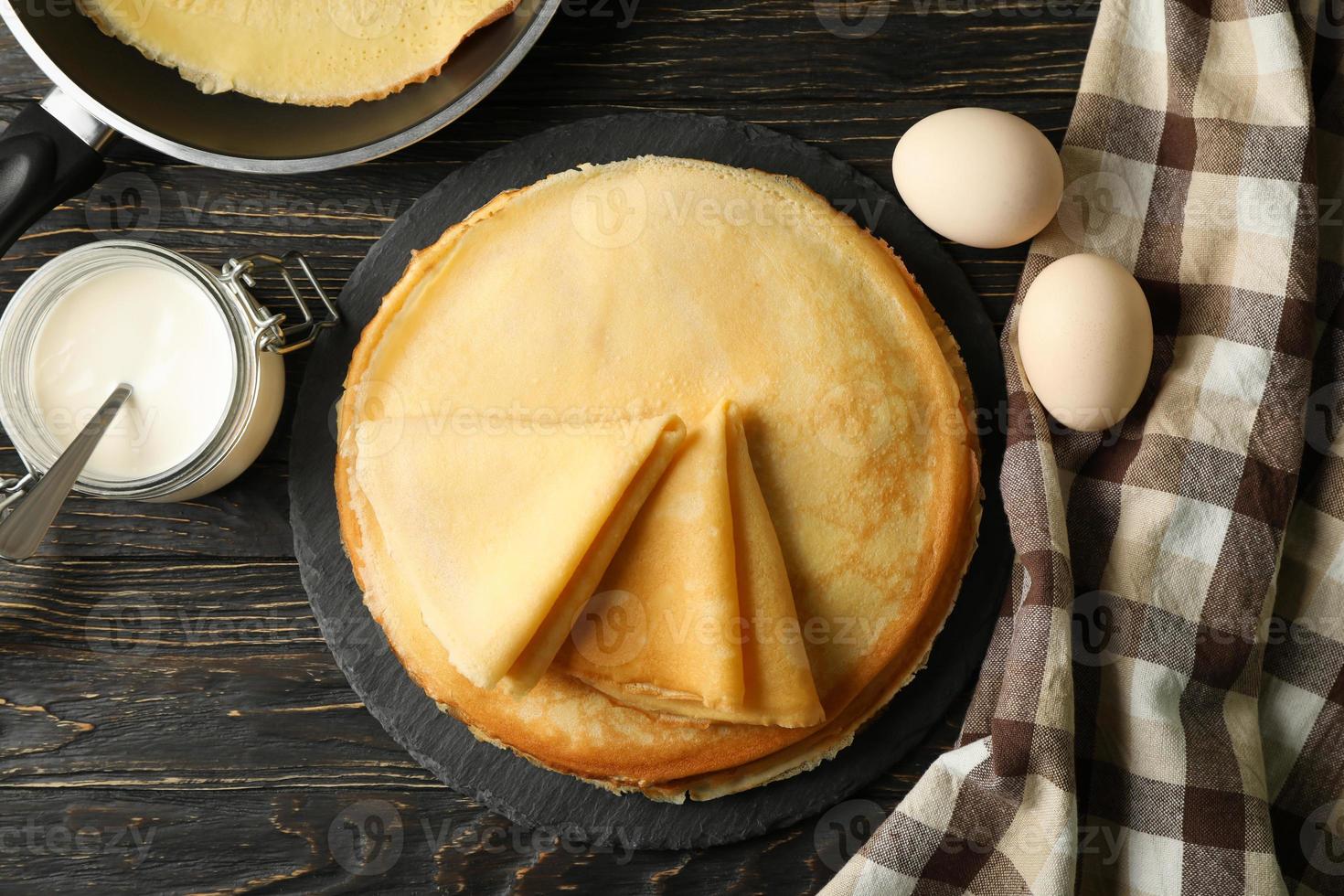 Konzept des leckeren Frühstücks mit dünnen Pfannkuchen auf Holztisch foto