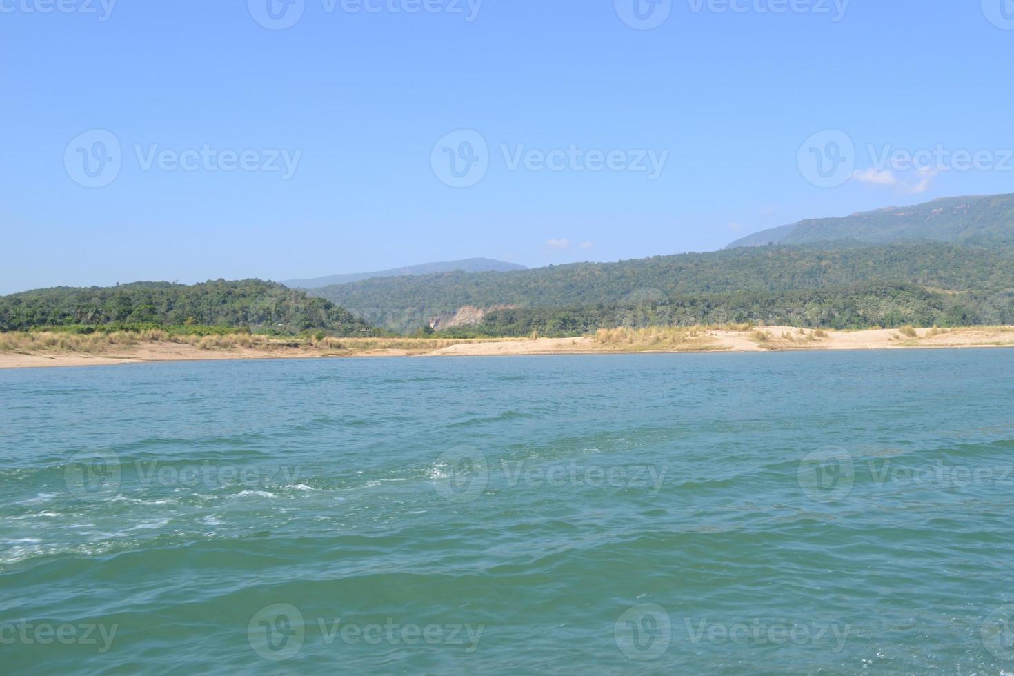 Landschaft mit Bergen, davor ein Fluss. schöne Landschaft foto