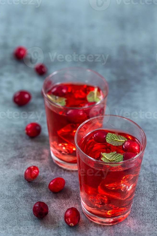 frischer Cranberries Fruchtsaft Bio Bio Saft Gesundheit mit Minze auf grauem Schiefer Hintergrund foto