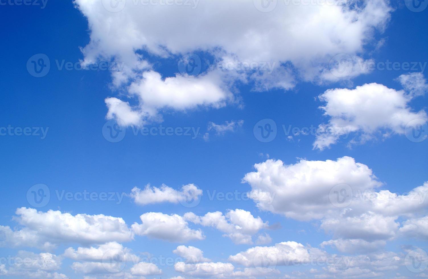 strahlender sonniger Tag, blauer Himmel mit weißen Wolken foto