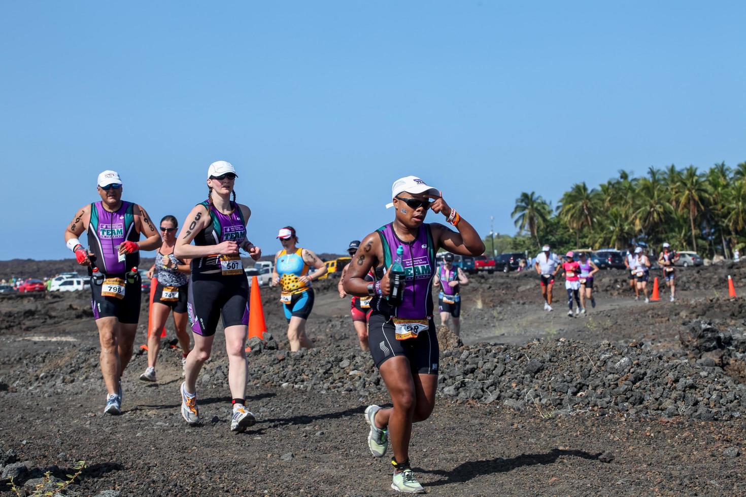 Waikoloa, USA, 2011 - Unbekannte Läufer beim Lavaman-Triathlon in Waikoloa, Hawaii. Es wird im olympischen Format ausgetragen - 1,5 km Schwimmen, 40 km Radfahren und 10 km Laufen. foto