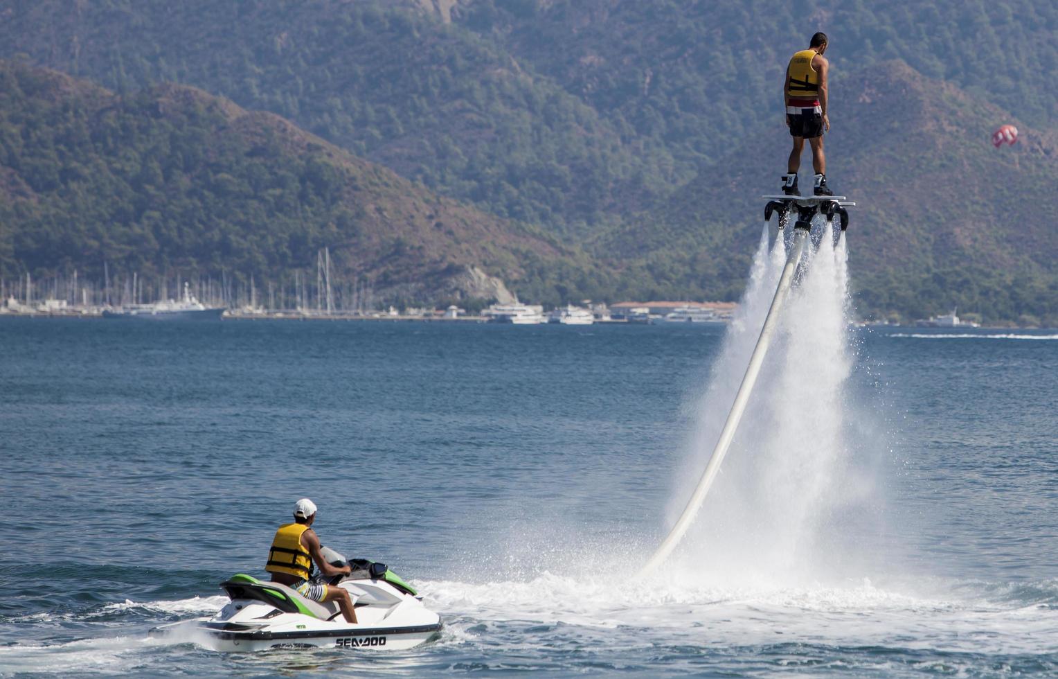 Marmaris, Türkei, 2014 - Unbekannter Mann auf Flyboard in Marmaris, Türkei. Flyboard wurde im Frühjahr 2011 von dem französischen Wasserfahrzeugfahrer Franky Zapata erfunden. foto