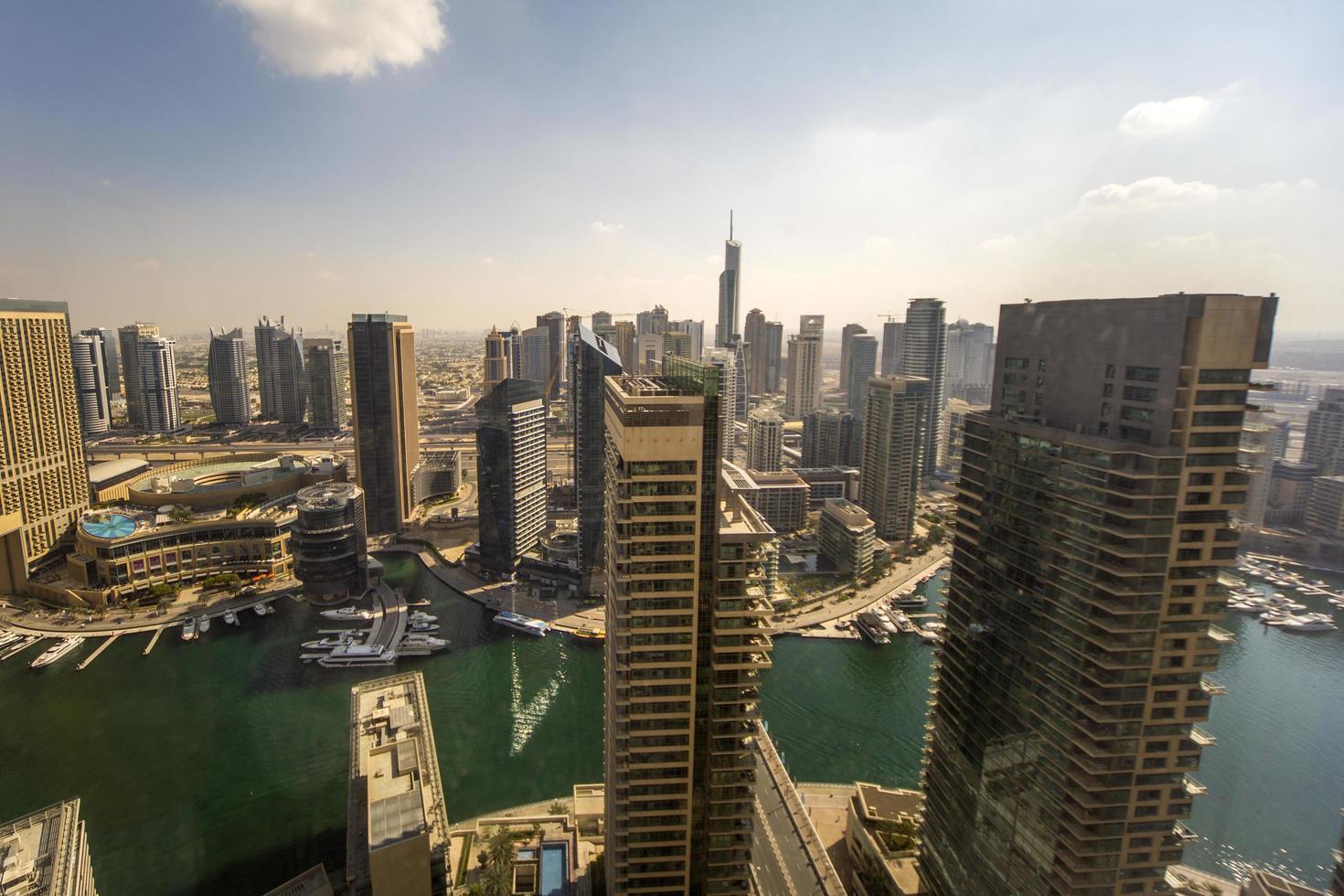 Dubai, Vereinigte Arabische Emirate, 2014 - Blick auf moderne Wolkenkratzer in Dubai Marina in Dubai, Vereinigte Arabische Emirate. Wenn die gesamte Entwicklung abgeschlossen ist, wird es mehr als 120.000 Menschen aufnehmen. foto