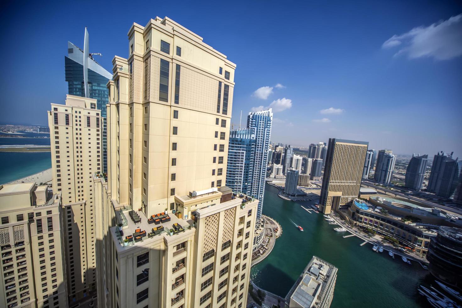 Dubai, Vereinigte Arabische Emirate, 2014 - Blick auf moderne Wolkenkratzer in Dubai Marina in Dubai, Vereinigte Arabische Emirate. Wenn die gesamte Entwicklung abgeschlossen ist, wird es mehr als 120.000 Menschen aufnehmen. foto