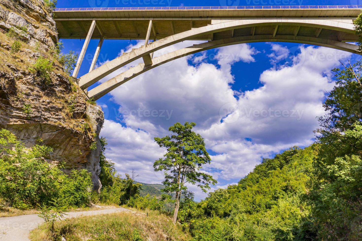 Brücke auf der Kladovo-Golubac-Straße über die Boljetin-Schlucht in Ostserbien foto