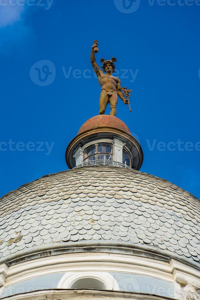 Quecksilberstatue auf dem Dach eines Gebäudes in Novi Sad, Serbien foto