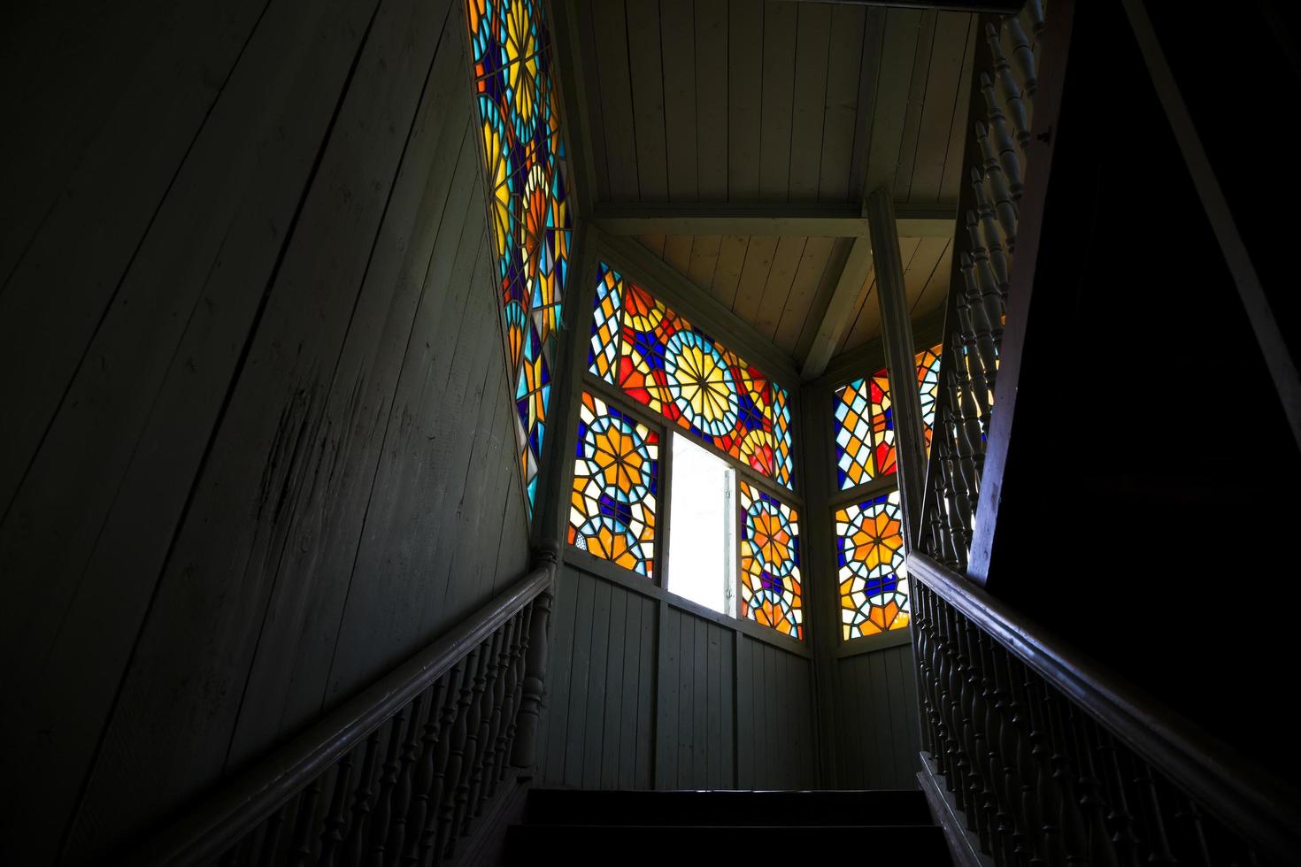 Tiflis, Georgien, 2019 - Detail des Glasfensters in Tiflis, Georgien. dieses haus befindet sich im historischen viertel von tiflis, das in die unesco-welterbeliste aufgenommen wurde. foto