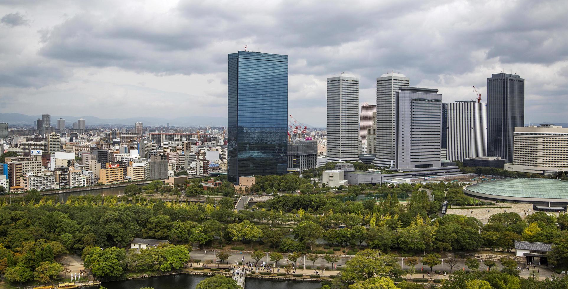 Osaka, Japan, 2016 - Panoramablick auf Osaka, Japan. Osaka ist bekannt für seine moderne Architektur, sein Nachtleben und sein herzhaftes Streetfood foto